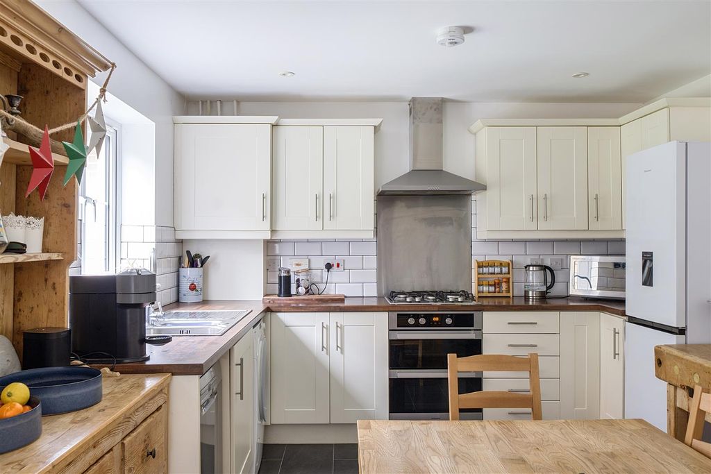 Property photo 2 of 28 Kitchen