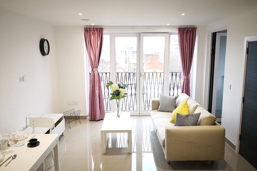 Property photo 1 of 7 Living Room