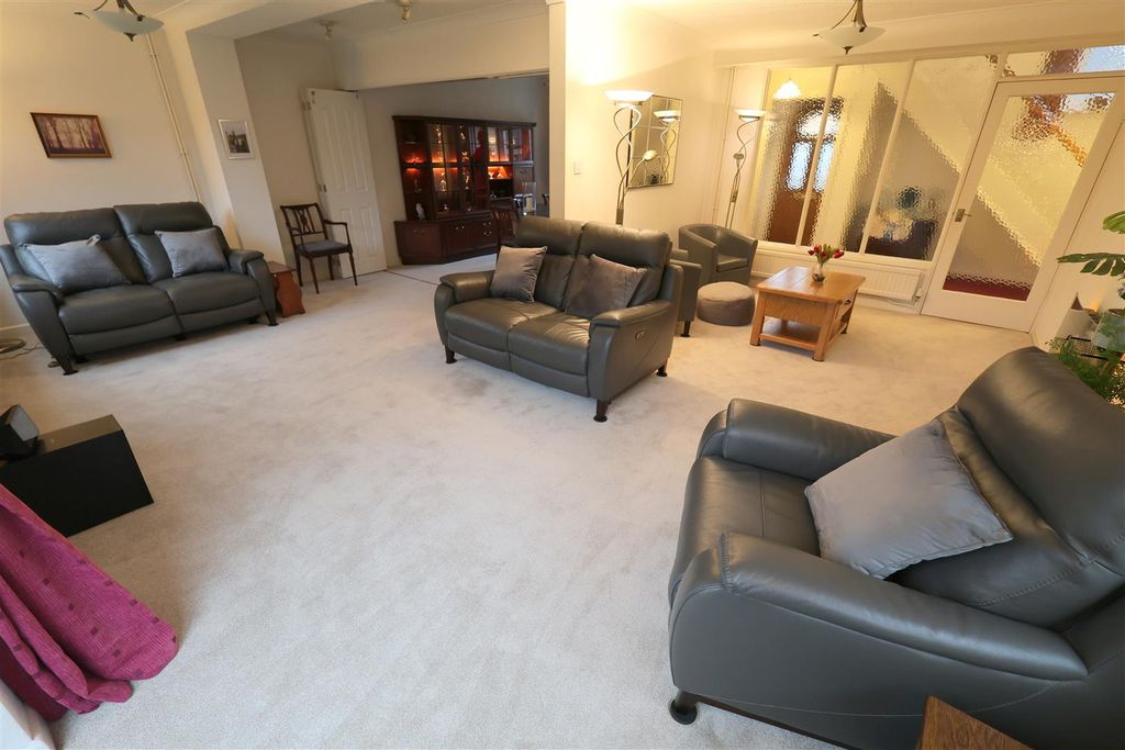 Property photo 3 of 31 Pcn Living Room vi.Jpg