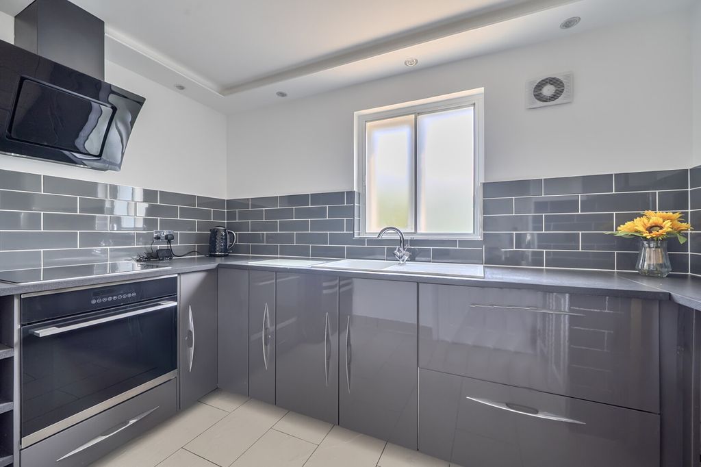 Property photo 3 of 20 Kitchen