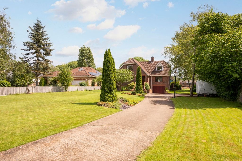 Property photo 2 of 32