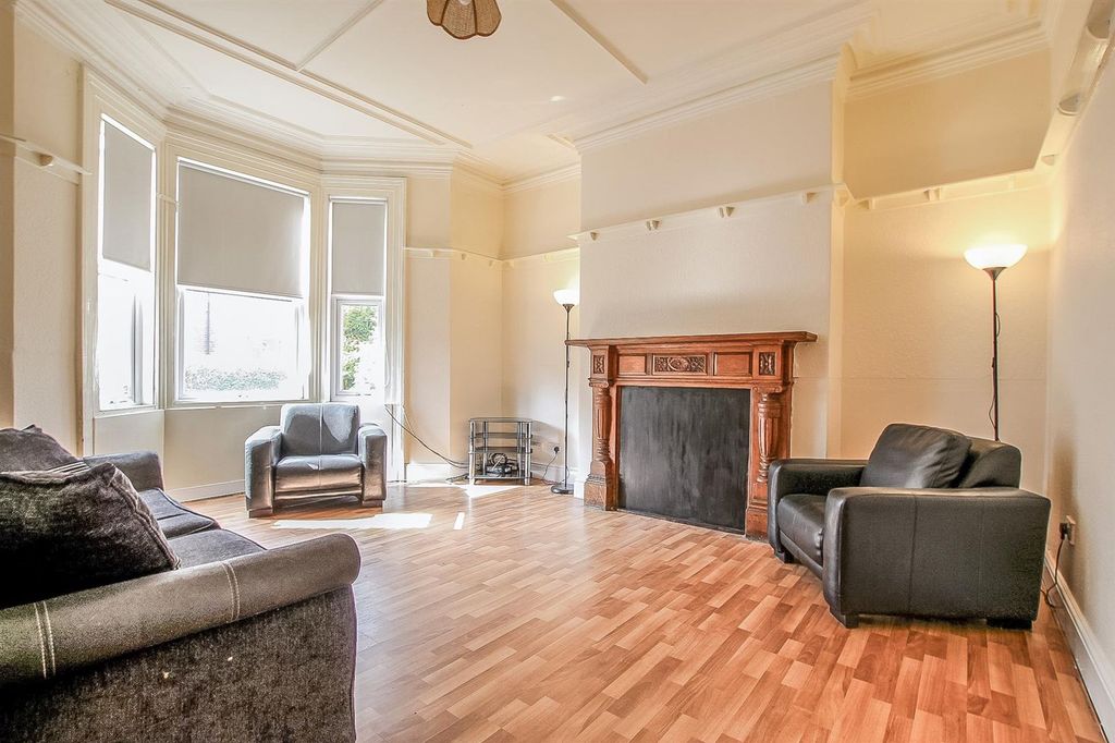 Property photo 1 of 7 Living Room