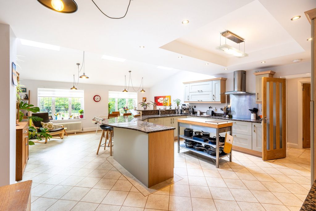 Property photo 2 of 39