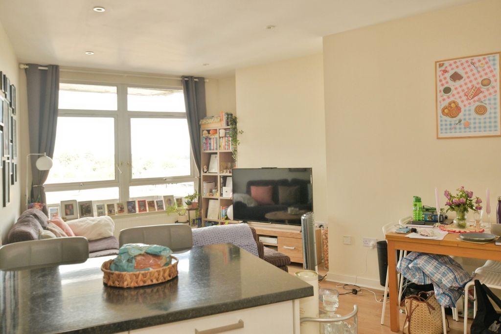 Property photo 3 of 11 Kichen