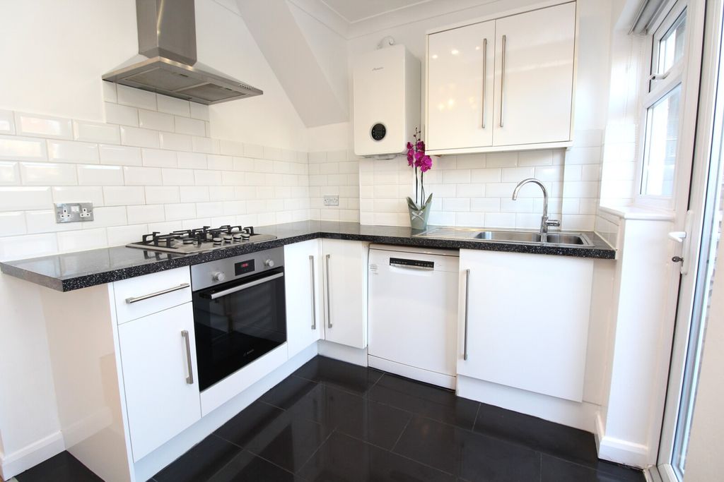 Property photo 3 of 17 Kitchen