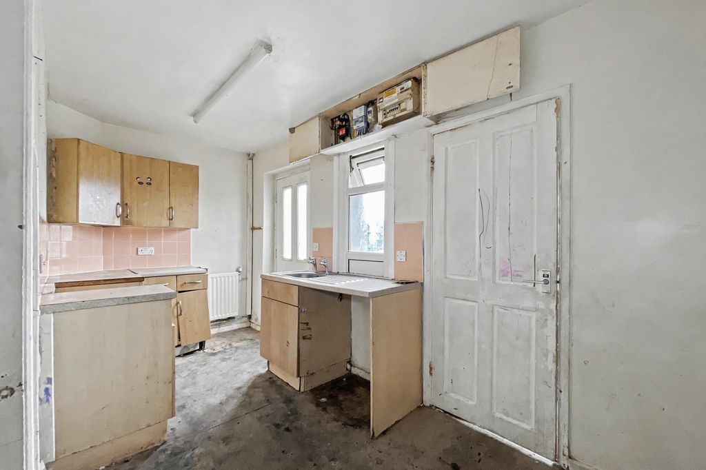Property photo 2 of 22 29 Chywoone Avenue, Newlyn, Penzance, Cornwall, Tr18 5Nh