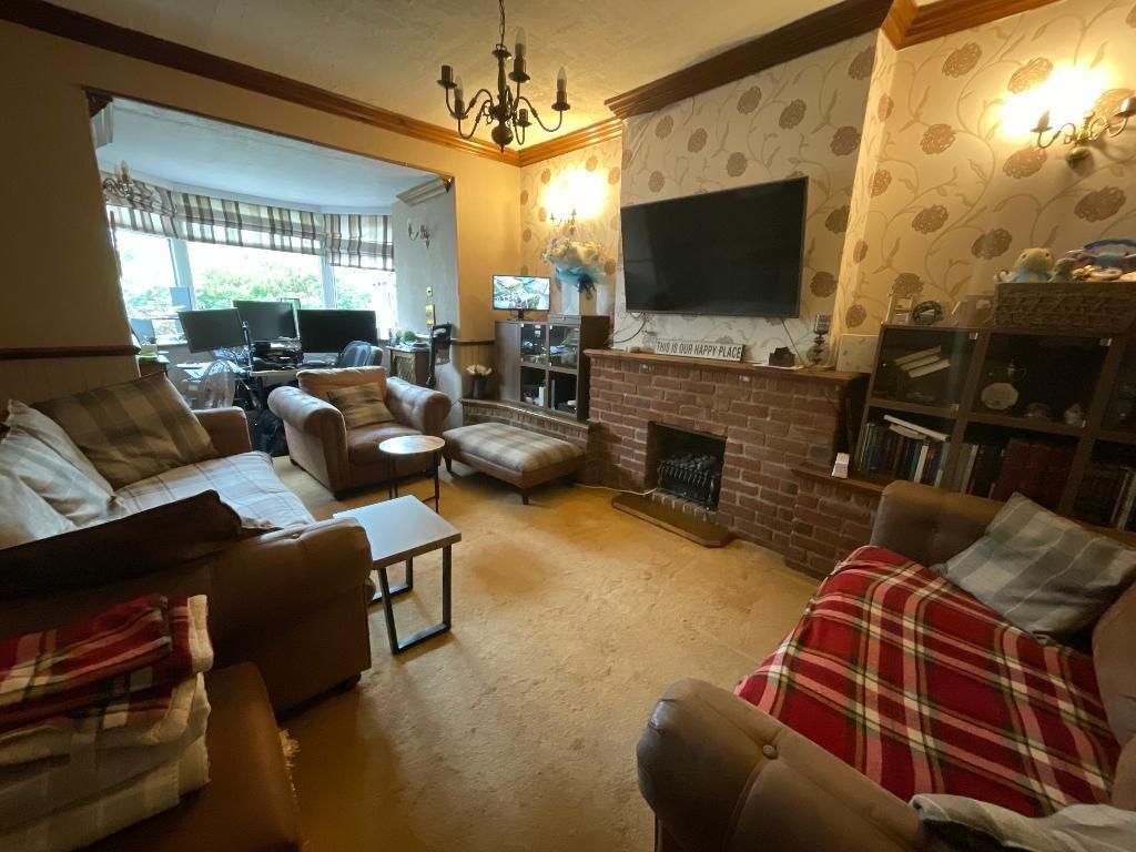 Property photo 3 of 17 Living Room 20'2 x 11'4