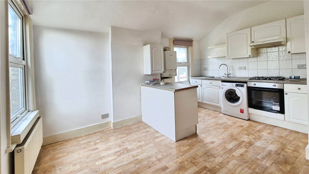 Property photo 3 of 10 Kitchen/Reception