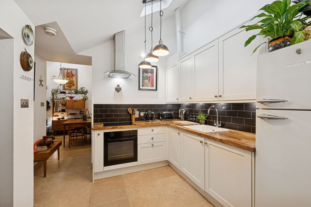 Property photo 3 of 18 Kitchen