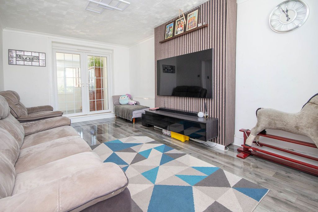 Property photo 2 of 13 Lounge