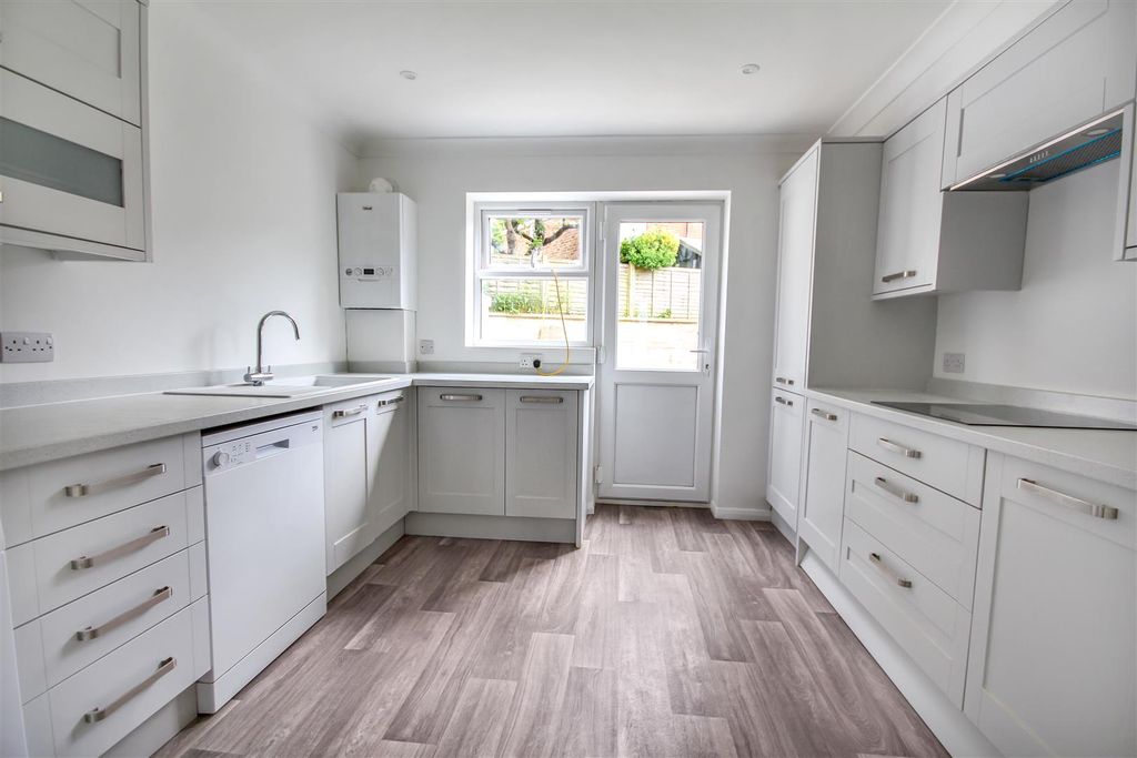 Property photo 3 of 10 Kitchen