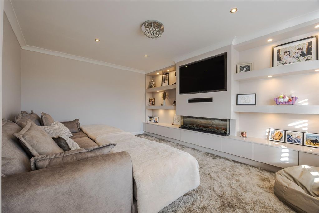 Property photo 3 of 18 Lounge