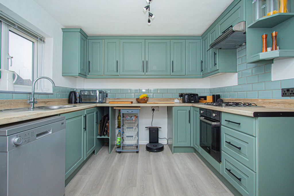 Property photo 3 of 14 Kitchen