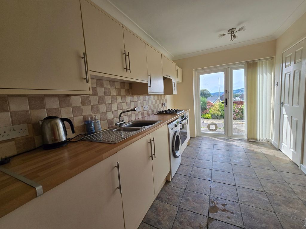 Property photo 3 of 12 Kitchen