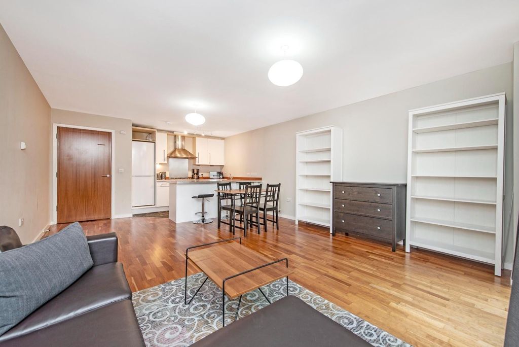 Property photo 1 of 13 30620_Hunters_Flat_3___10_Quaker_Street_16_Lo.Jpg