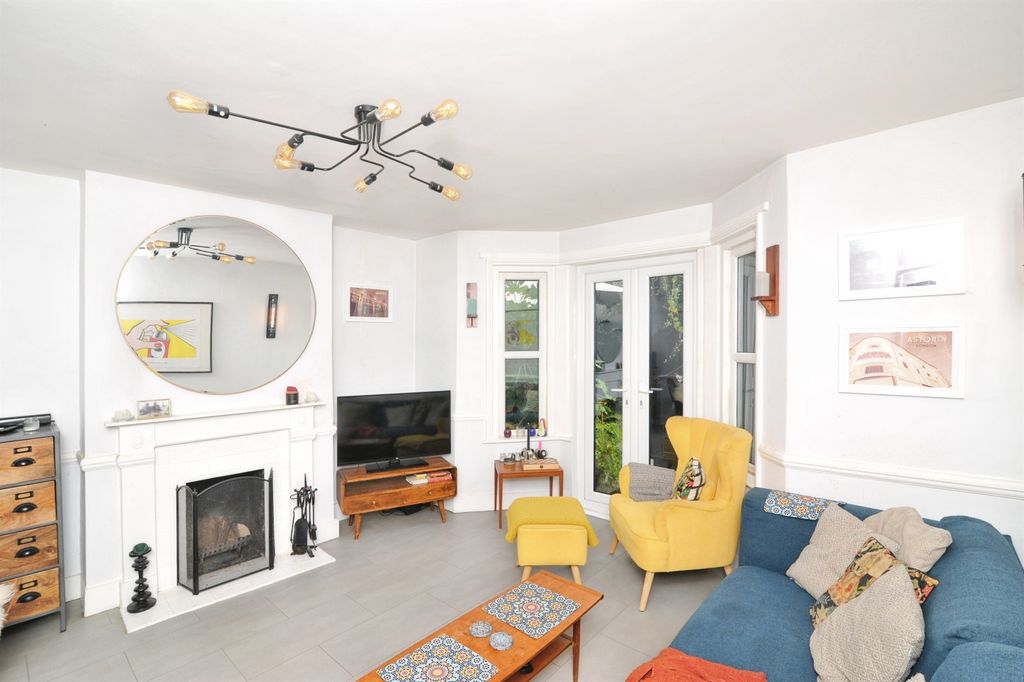 Property photo 2 of 23