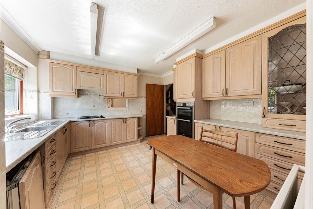 Property photo 3 of 34 Kitchen (1)