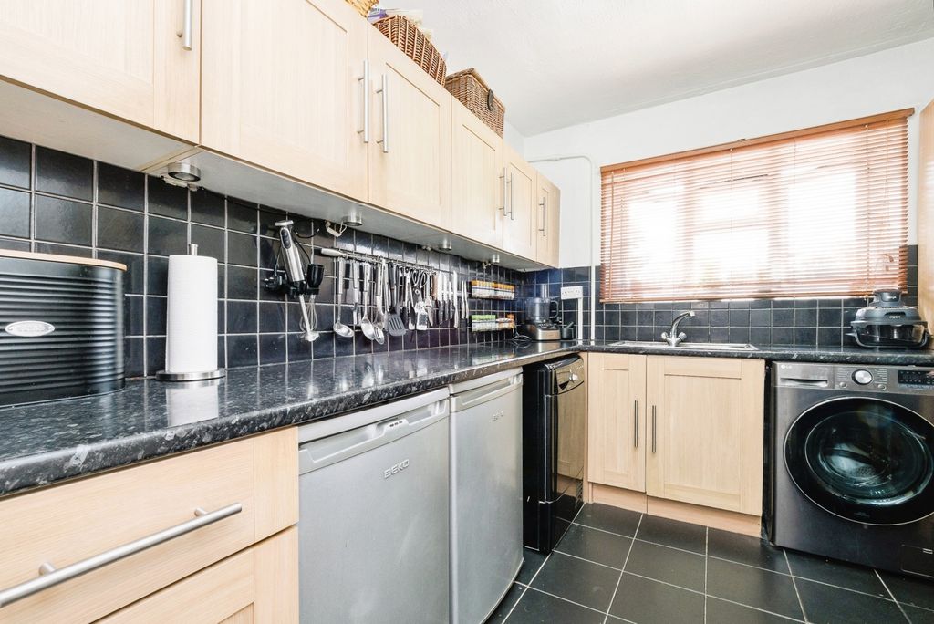 Property photo 3 of 18 Kitchen