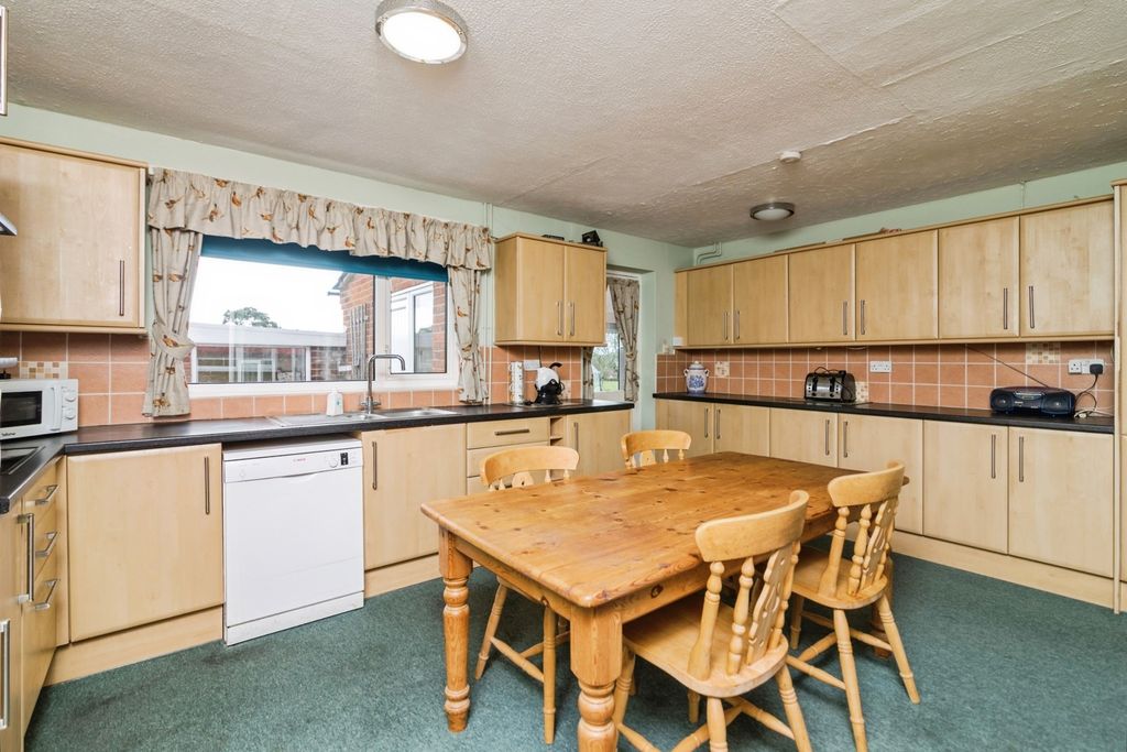 Property photo 3 of 20 Kitchen
