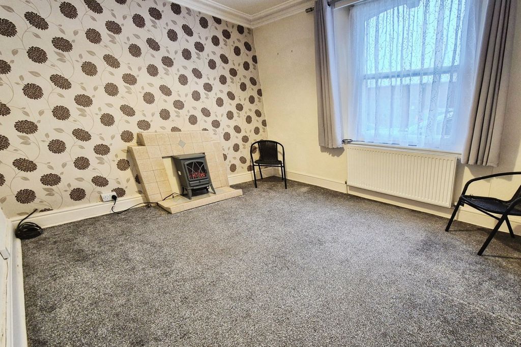 Property photo 3 of 7 Living Room