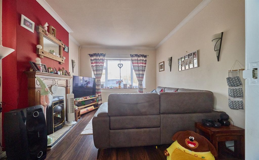 Property photo 2 of 16 Elwell Ave Barwell_6.Jpg