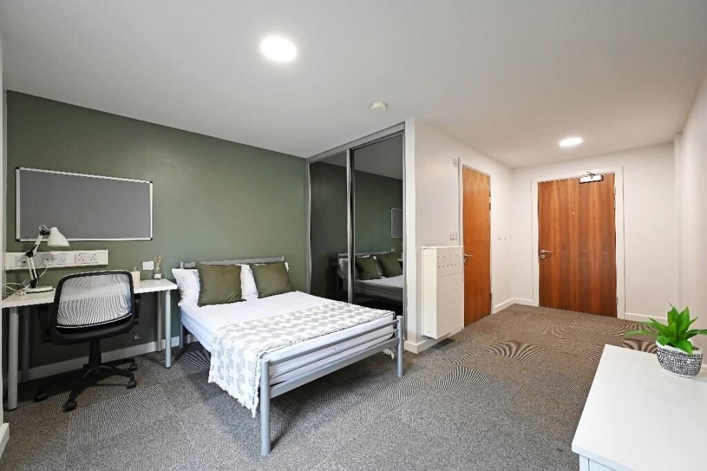 Property photo 3 of 10 A Bright And Modern Double Bedroom Featuring A Com...