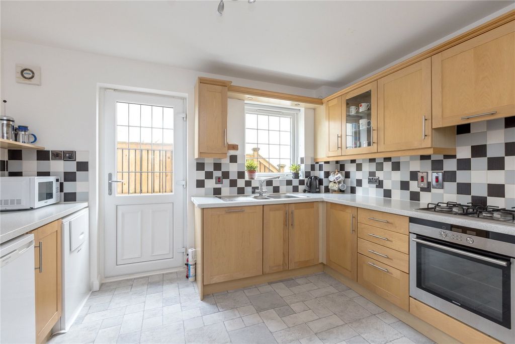 Property photo 3 of 29 Hillpark Brae 06