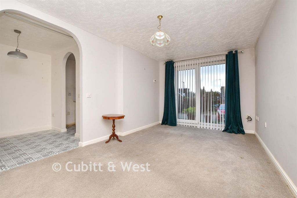 Property photo 1 of 13 Lounge