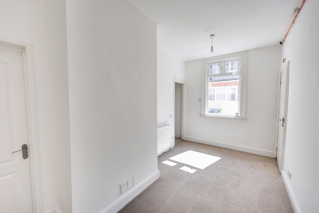 Property photo 2 of 9 Photo 3