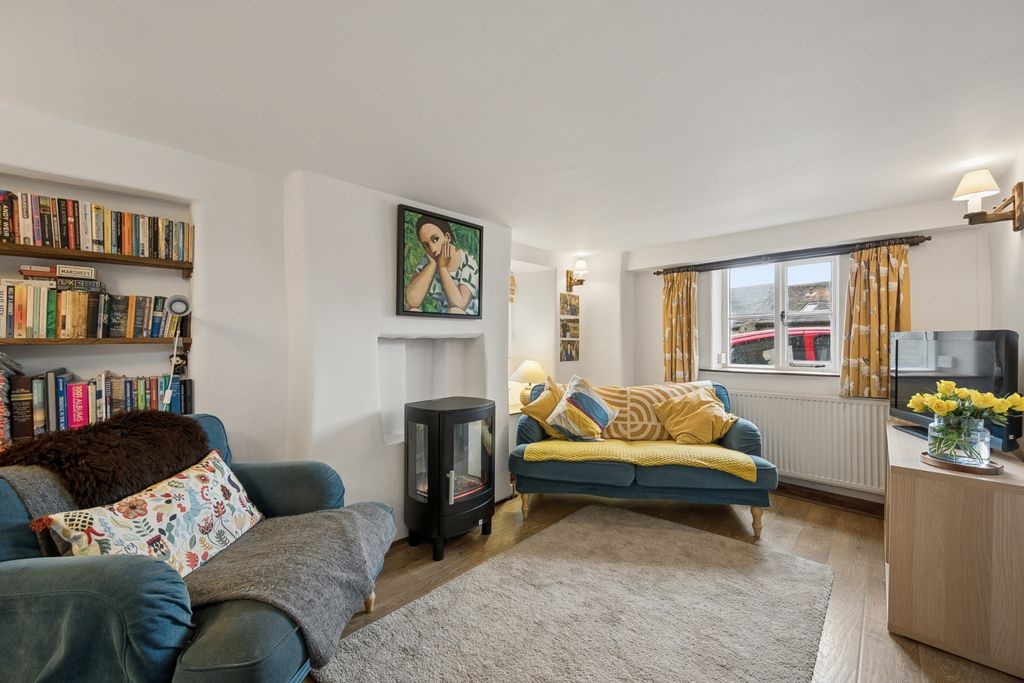 Property photo 3 of 27 Snug