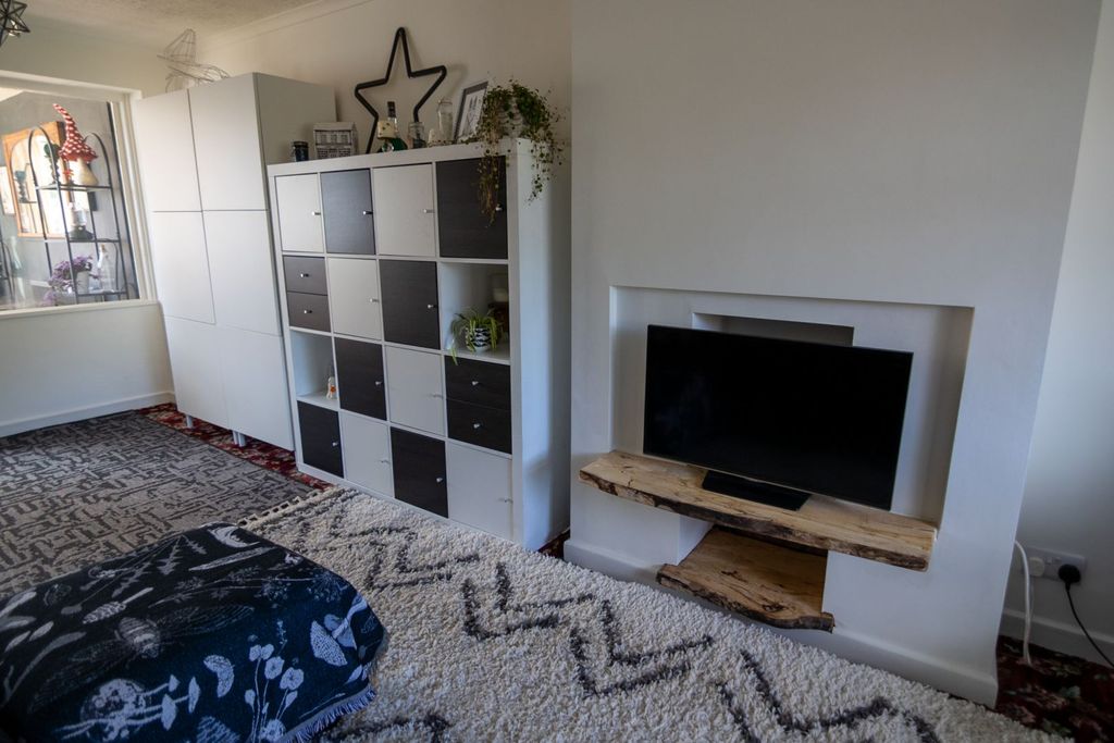 Property photo 3 of 18 Living Room