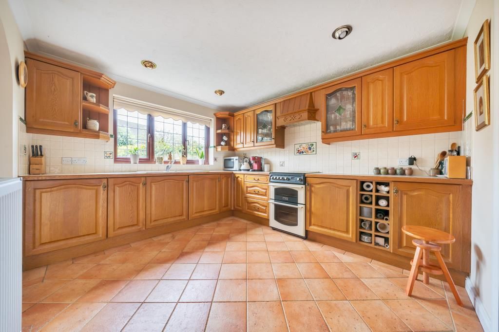 Property photo 2 of 11 Kitchen