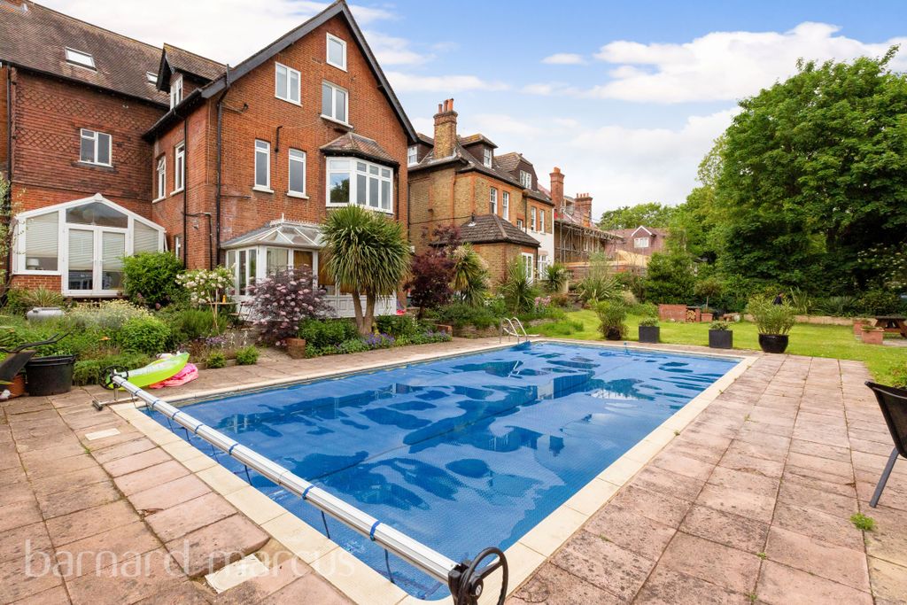 Property photo 2 of 8 Garden