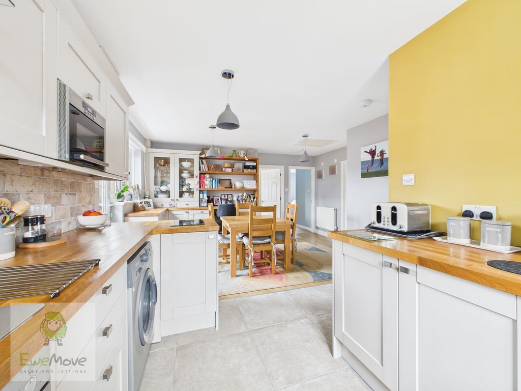 Property photo 2 of 21 Kitchen