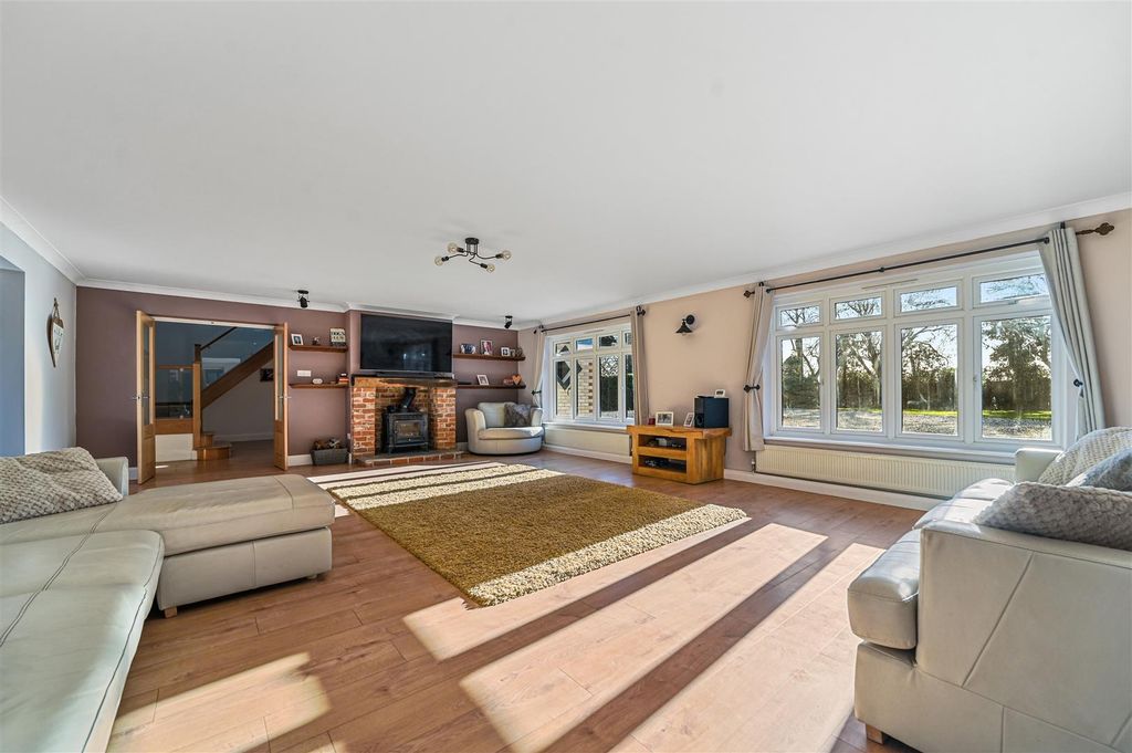 Property photo 3 of 35 Sitting Room