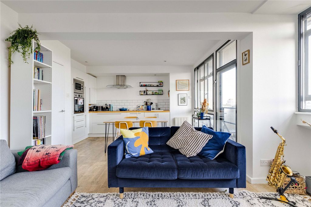 Property photo 1 of 11 Keeling House E2