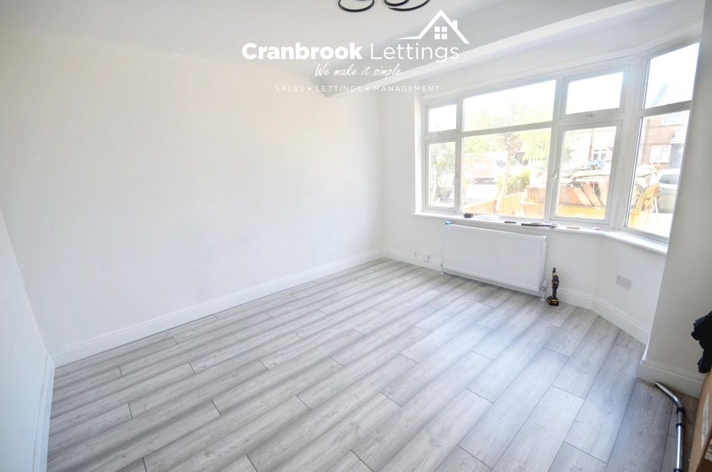 Property photo 1 of 15 4 Bed Terraced House To Rent Spearpoint Gardens, Ilford Ig2 7Sx