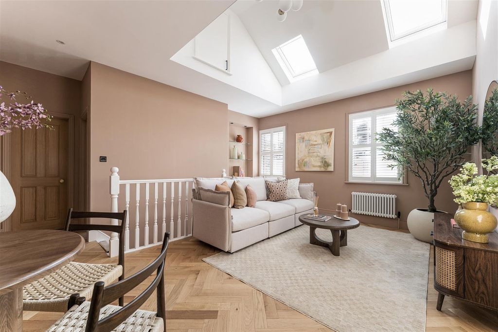 Property photo 2 of 42 Connaught Road, E17