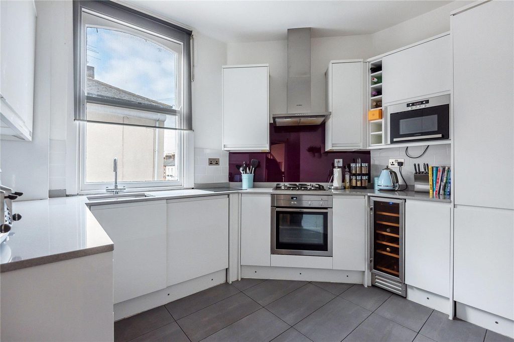 Property photo 3 of 17 Picture No. 02