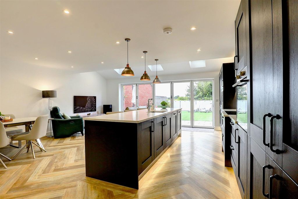 Property photo 3 of 34 Living Kitchen Diner