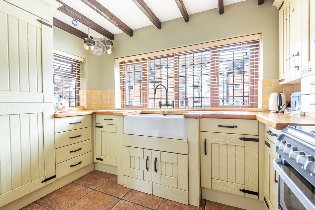 Property photo 3 of 12 Kitchen