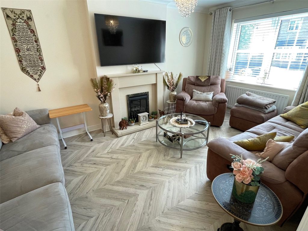 Property photo 3 of 15 Lounge