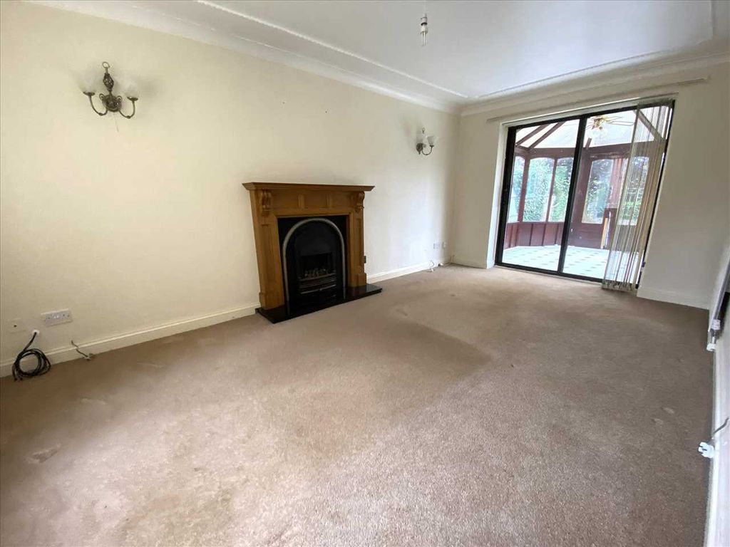 Property photo 2 of 15 Lounge:
