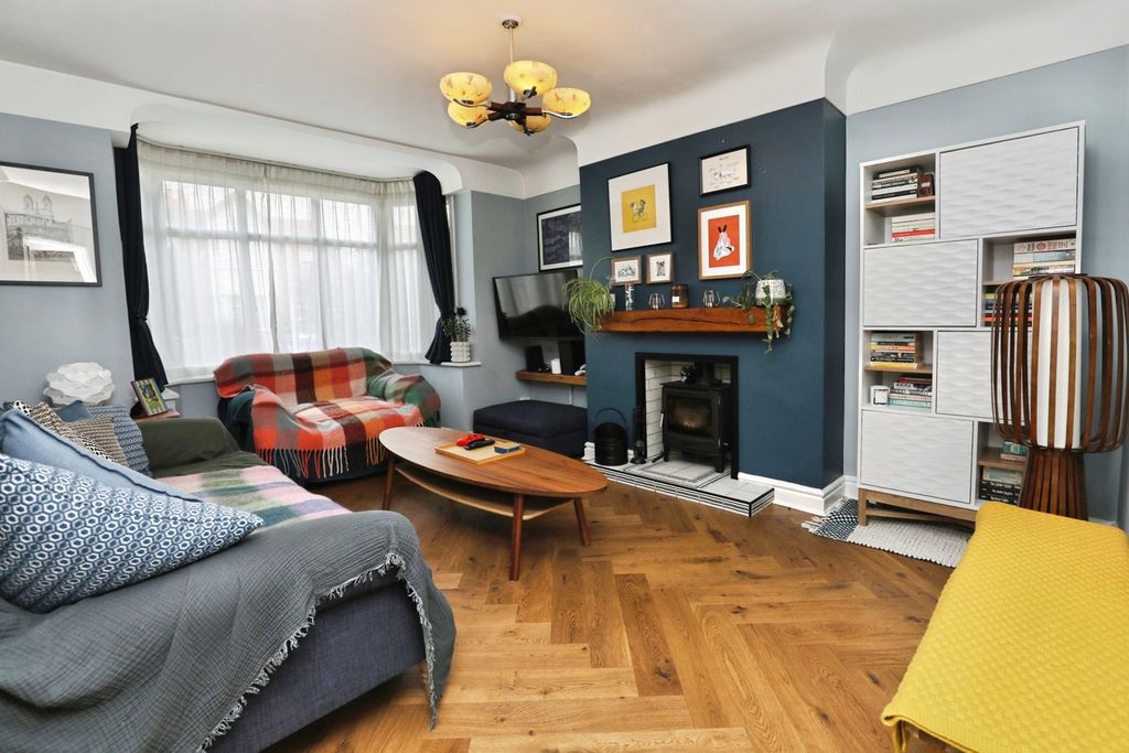Property photo 2 of 17 Photo