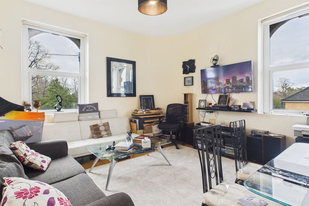 Property photo 1 of 11 Livingroom