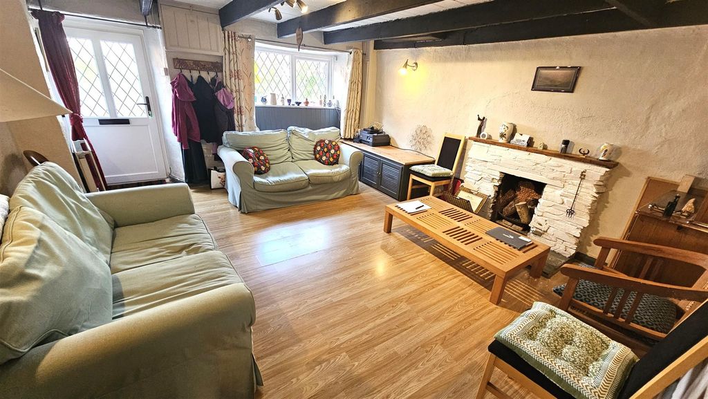 Property photo 3 of 11 Alt Living Room.Jpg