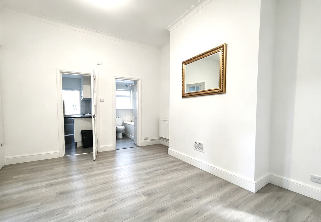 Property photo 1 of 5 2 Bedroom Flat