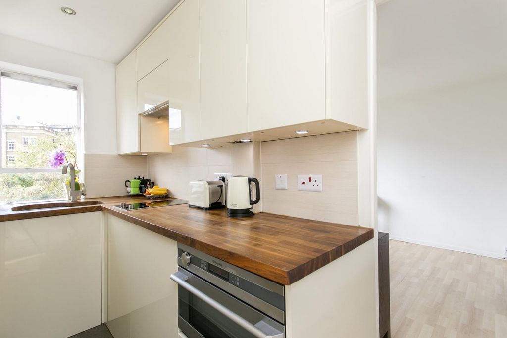 Property photo 3 of 8 Kitchen