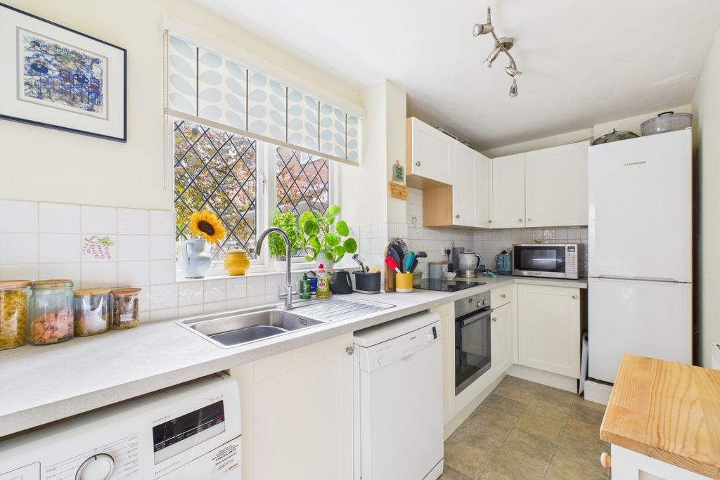 Property photo 3 of 11 Kitchen