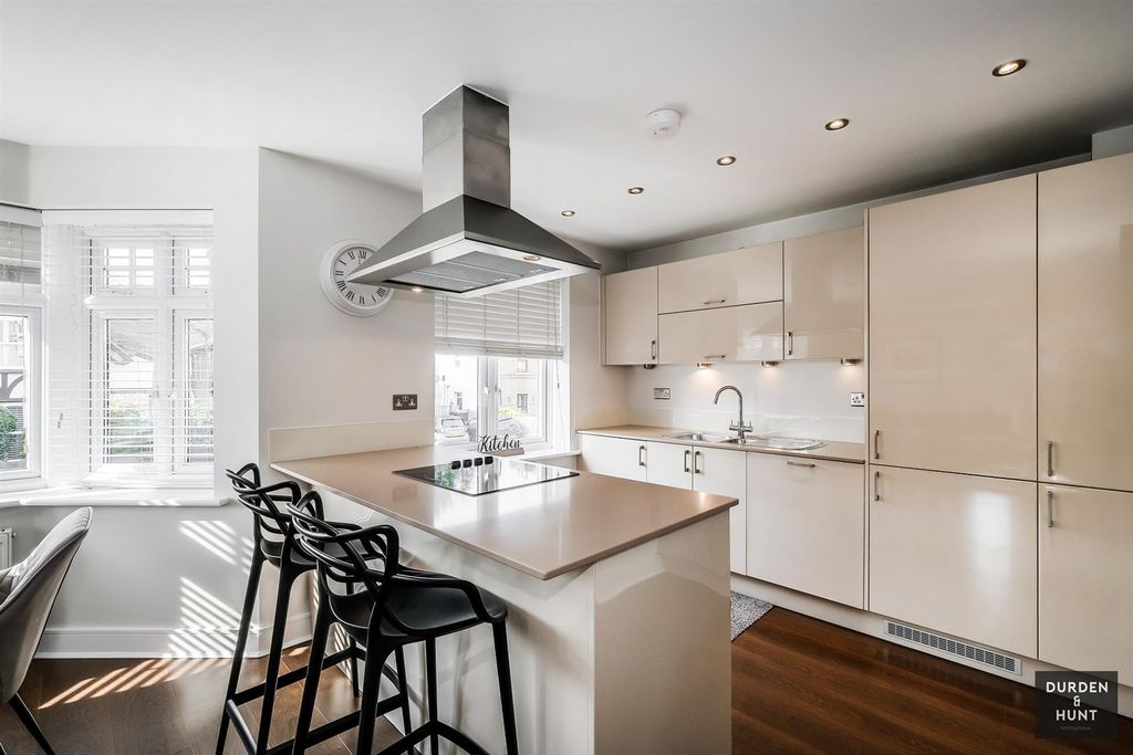 Property photo 3 of 25 Roding Court